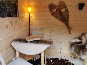 baño con lavabo blanco y silla en Le Cerf d'Hubert, en Redu