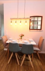 a dining room with a table and chairs at Strohböhn in Oldendorf