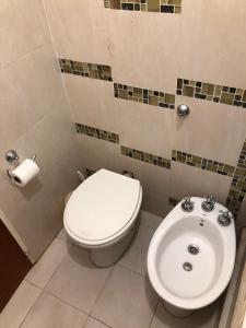 ein Badezimmer mit Toilette und Waschbecken in der Unterkunft Casa de campo La Querencia in Villa Cura Brochero