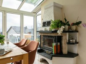 フリードリッヒシュブルンにあるHoliday home with private gardenのリビングルーム(暖炉、テーブル、椅子付)