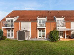 a large brick house with a lawn in front of it at Charmante Ferienwohnung in Kirchdorf Insel Poel in Oertzenhof