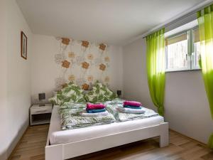 een slaapkamer met een bed met groene gordijnen bij Apartment with fenced garden in Faid in Faid