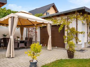 een patio met een parasol en een tafel bij Apartment with fenced garden in Faid in Faid