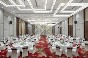宝鸡宝鸡海棠假日酒店的摆着白色桌子和椅子的宴会厅 更多37张照片