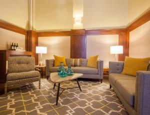 a living room filled with furniture and a couch at Hotel 32One in San Francisco