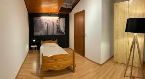 Un pat sau paturi într-o cameră la Borgovecchio Albergo