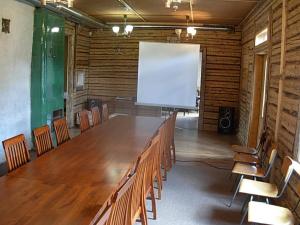 une grande salle de conférence avec une grande table et des chaises dans l'établissement Vana Postimaja Accommodation, à Suure-Jaani