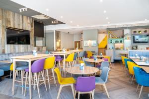 Holiday Inn Bournemouth by IHG餐厅或其他用餐的地方