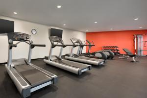 Fitnes oz. oprema za telovadbo v nastanitvi Holiday Inn - Bloomington - Normal by IHG