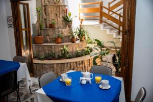 una mesa con un mantel azul y zumo de naranja. en Casa Rosales, en Medellín