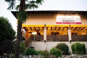 un edificio con una palmera delante de él en Borgovecchio Albergo, en Balerna