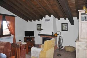 sala de estar con sofá y chimenea en La Quinta Del Chocolatero, en El Barco de Ávila