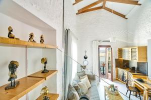Televízia a/alebo spoločenská miestnosť v ubytovaní Vista Del Porto Luxury Suites