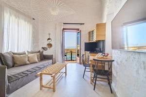 Televízia a/alebo spoločenská miestnosť v ubytovaní Vista Del Porto Luxury Suites