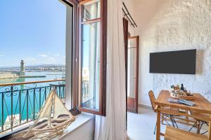 Televízia a/alebo spoločenská miestnosť v ubytovaní Vista Del Porto Luxury Suites