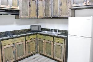 Kuchyň nebo kuchyňský kout v ubytování Palacio Royale Houston NW at Beltway 8
