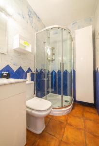 y baño con ducha y aseo. en Apartament Glorieta Puerta de Toledo, en Madrid