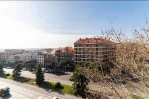 - une vue sur une ville avec des bâtiments et une rue dans l'établissement Apartament Glorieta Puerta de Toledo, à Madrid