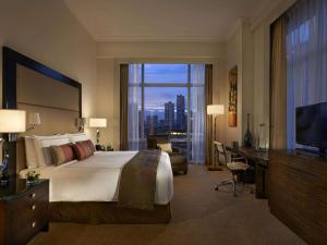 TV a/nebo společenská místnost v ubytování Fairmont Makati