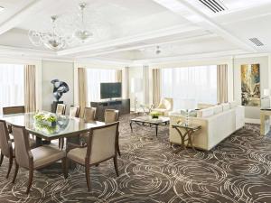 TV a/nebo společenská místnost v ubytování Fairmont Makati
