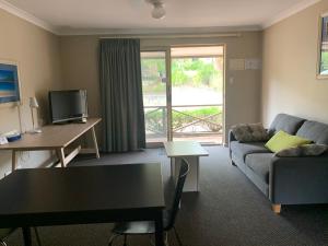 a living room with a couch and a table at Grandis 35 in Albany