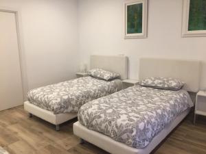 two beds sitting next to each other in a room at Rooms H Skyline in Alcorcón