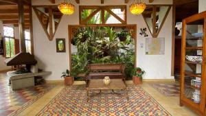 a living room with a bench and plants at Terrazas de Salento in Salento