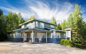 a house with a driveway in front of it at Vuokatin Aateli Villa Tsaari in Vuokatti