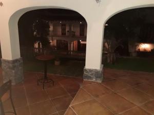 迪坡斯特蘭的住宿－Hacienda Maria Elena，庭院里设有两个拱门和凳子