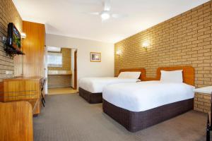 Postel nebo postele na pokoji v ubytování Manifold Motor Inn
