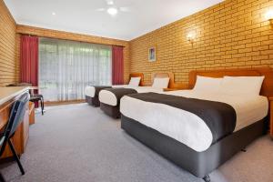 Postel nebo postele na pokoji v ubytování Manifold Motor Inn