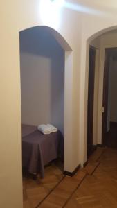 1 dormitorio pequeño con 1 cama en una habitación blanca en Posta del Ángel - Salta en Salta