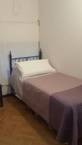 1 dormitorio con 2 camas y suelo de madera en Posta del Ángel - Salta en Salta