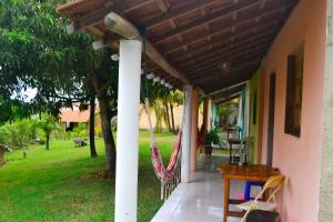 un porche de una casa con techo de madera en Hospedaria Caribe, en Cumuruxatiba