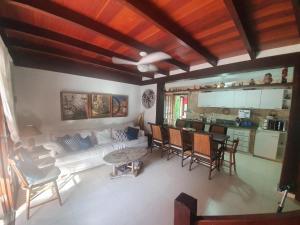 a living room with a couch and a table at CASA EM ÓTIMO CONDOMINIO DE BUZIOS in Búzios