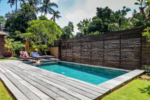 Bazén v ubytování Indah Bali Guesthouse nebo v jeho okolí