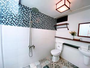 Bathroom sa Lagi Dinh Relax Hotel