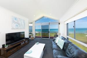 A seating area at Meridian Beachside Apartments