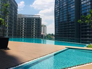 una piscina sul tetto di un edificio con edifici alti di KLGateway Premium Residence Mid Valley a Kuala Lumpur