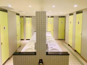 Bilik mandi di Hey Bear Capsule Hotel