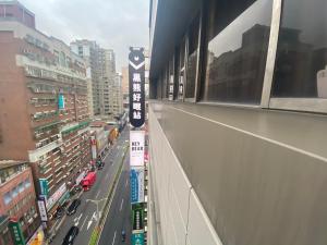 a city street filled with lots of traffic at Hey Bear Capsule Hotel in Taipei