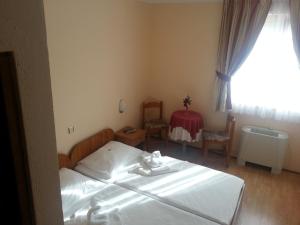 Postel nebo postele na pokoji v ubytování Rakovica room with WiFi (4958-1)