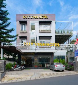 um hotel com um carro estacionado em frente em Duy Vinh Hotel Dalat em Da Lat