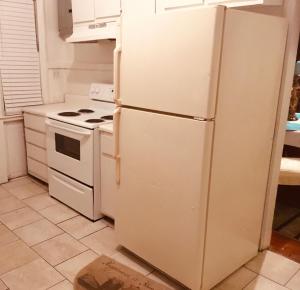 uma cozinha com um frigorífico branco e um fogão em BEST DEAL IN TOWN! Entire 1 Bedroom Apartment 59 em Montgomery