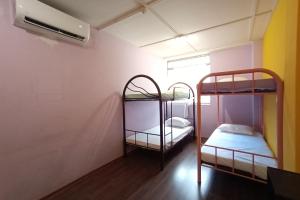 een kamer met 2 stapelbedden en een raam bij SPOT ON 90119 Bed's Guesthouse in Kuching