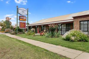 um edifício com um sinal em frente em The Settlement Historic Hotel em Echuca