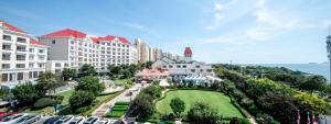 - une vue sur une ville avec des bâtiments et un parc dans l'établissement Qingdao Seaview Garden Hotel, à Qingdao