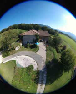 Saint-Laurent-en-Royans的住宿－OKAMI DU VERCORS，山丘上房屋的空中景致