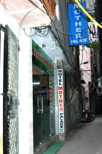 uma loja com uma placa na lateral de um edifício em Mother Palace em Nova Deli
