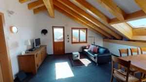 sala de estar con sofá y mesa en Monte Leone, en Belalp